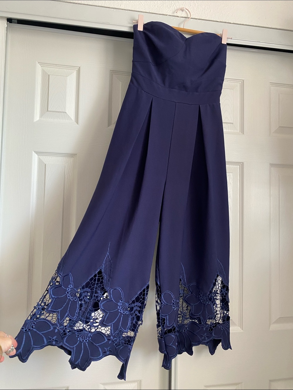 💙 Bailey blue Strapless Navy Jumpsuit with Floral Lace Hem size 2